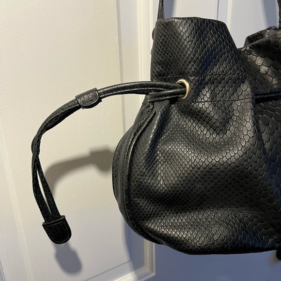 Cole Haan Black Leather Pebbled Leather Drawstring Hobo Shoulder Bucket Bag - Picture 4 of 9